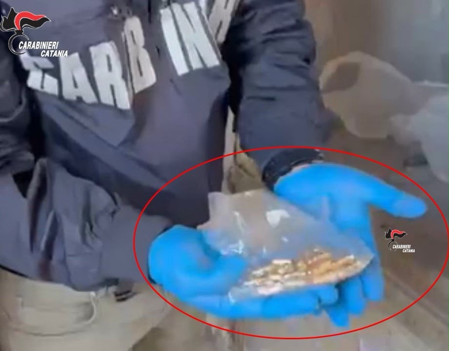 Catania, appartamento-fortino della droga: cocaina, munizioni e silenziatore nascosti in un rudere di San Cristoforo