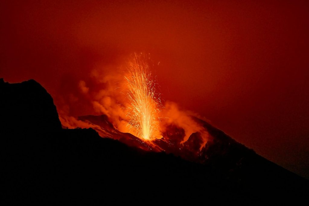 Etna, esplosione impulsiva al cratere Voragine: cenere in direzione Sud-Est. Allarme volo sale ad arancione ma aeroporto resta operativo