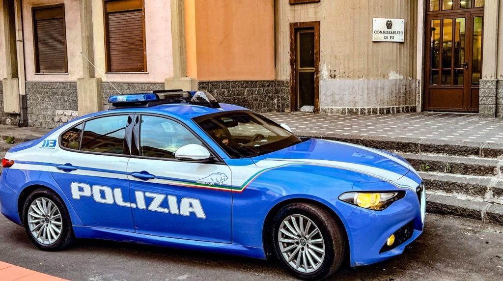 Adrano, tampona volante della Polizia e insulta gli agenti davanti alla movida: 32enne denunciato