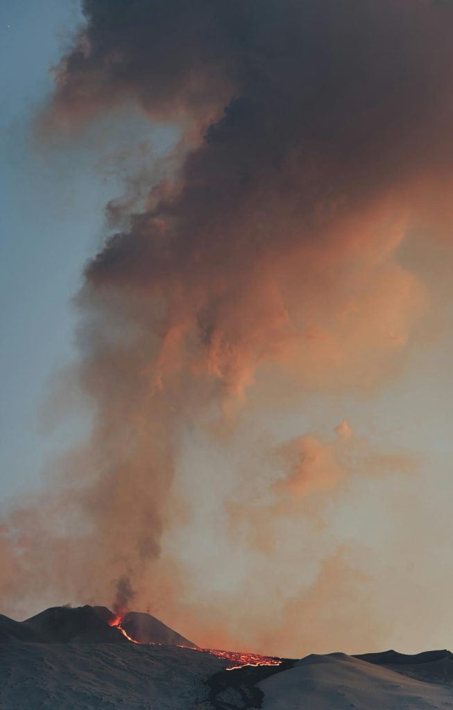 Etna, nuova eruzione in corso: voli dirottati e disagi in aeroporto. Attivato treno straordinario per i passeggeri