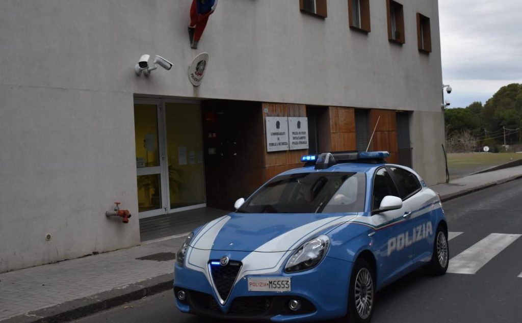 Caltagirone, hashish gettato dal finestrino durante la fuga: arrestati due giovani