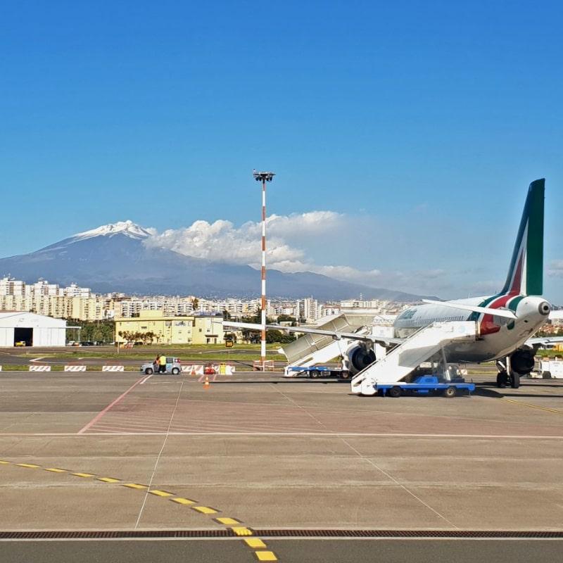 Aeroporto di Catania, stop agli arrivi fino a mezzogiorno per la cenere dell'Etna