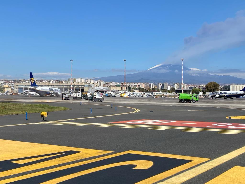 Aeroporto di Catania, nuova chiusura per la cenere dell'Etna: voli bloccati e disagi