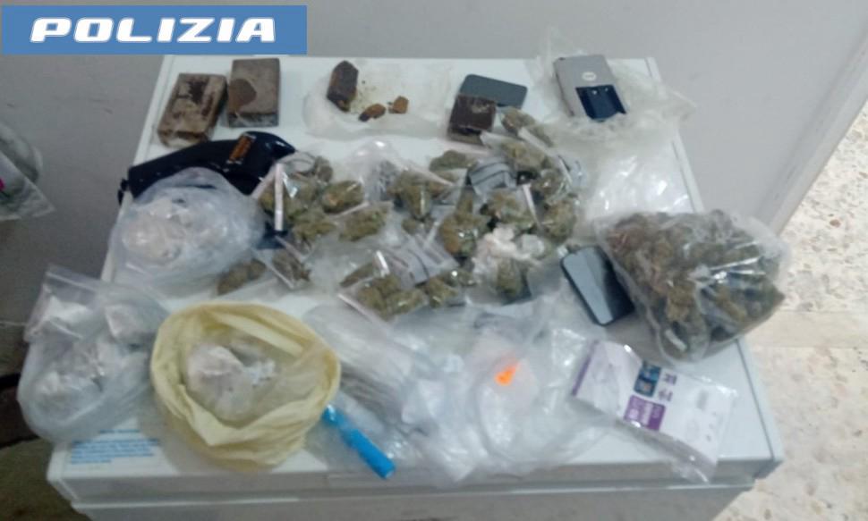 Catania, hashish nel frigorifero e marijuana in una borsa termica: due arresti a Piazza Palestro