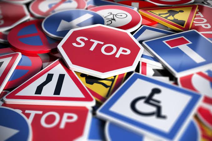 Patente a 17 anni, sorpasso a destra in autostrada e multe più leggere: 15 novità allo studio per il Codice della Strada