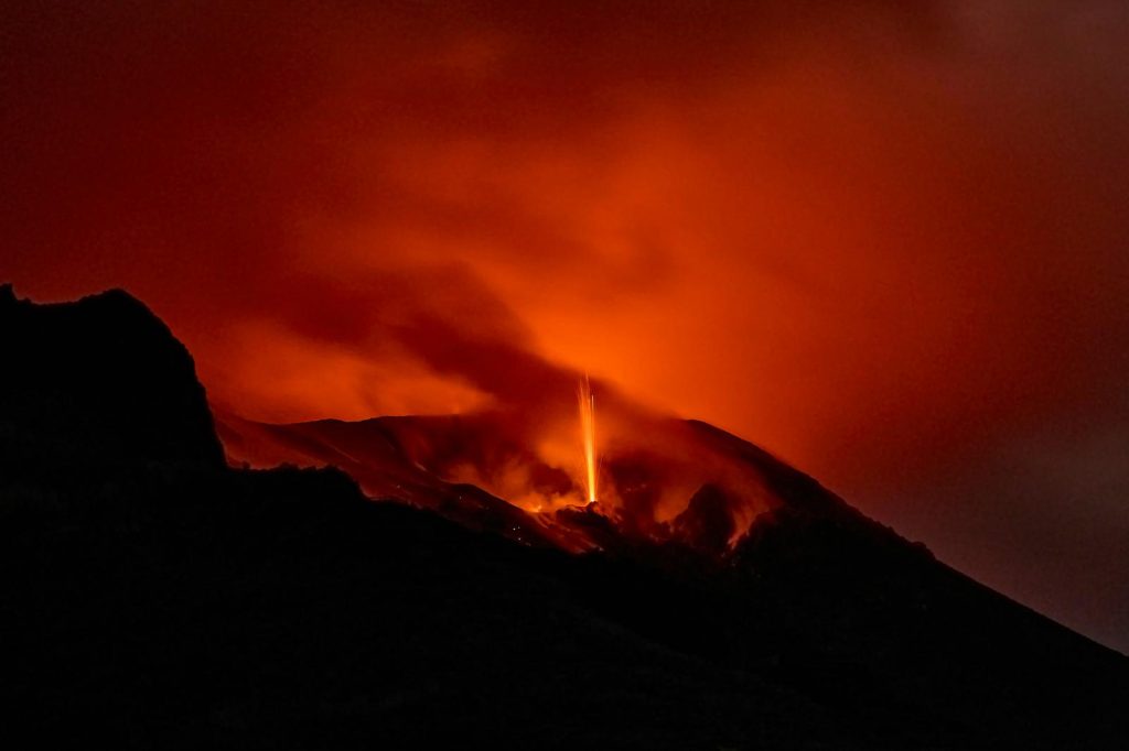 L’Etna non dorme, nuova bocca eruttiva nella notte: cenere su Fontanarossa e voli a rischio
