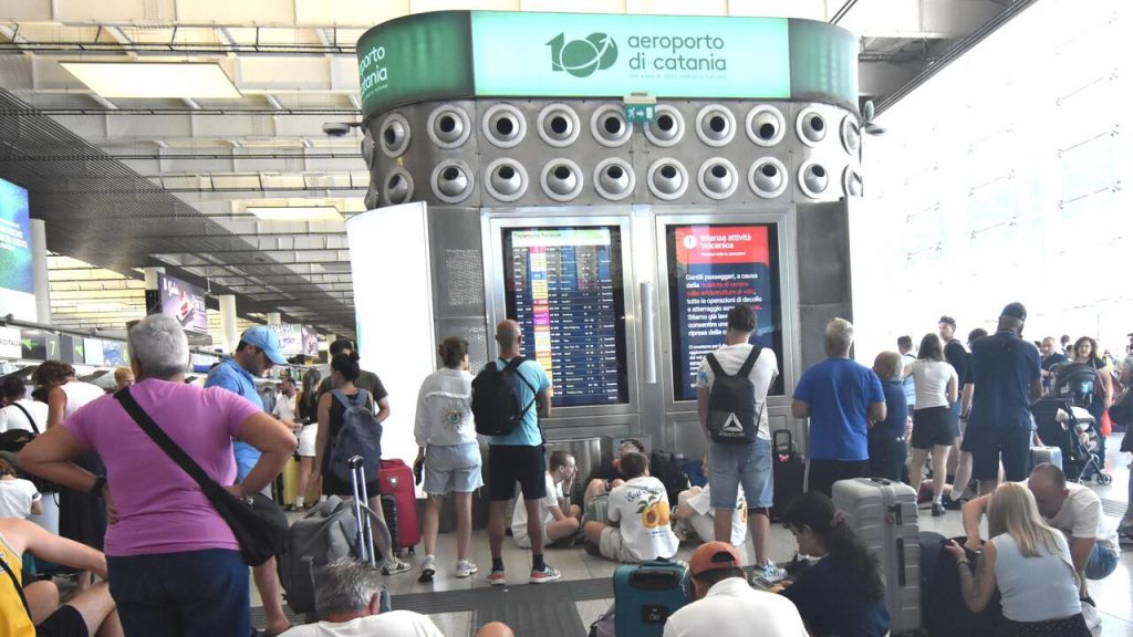 Caos voli a Catania, i sindacati attaccano la Regione: «Basta emergenze, servono investimenti strutturali e un piano per la rete aeroportuale»
