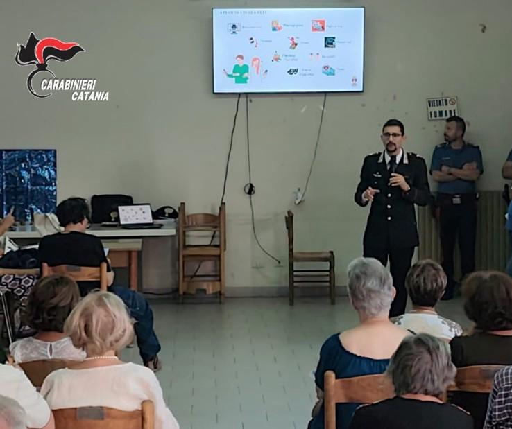 Bronte, truffe agli anziani: i Carabinieri incontrano i cittadini. “Diffidate dei falsi militari e chiamate sempre il 112”