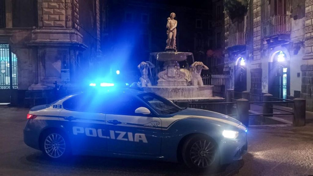 Catania, minore tenta furto su auto: sorpreso dalla Volanti mentre cerca monetine per comprare droga