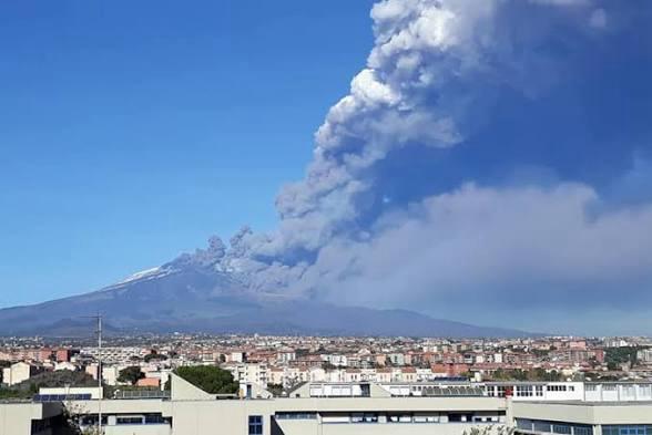 Disastro cenere dell'Etna, la Regione corre ai ripari: bus, treni e fondi per Comiso