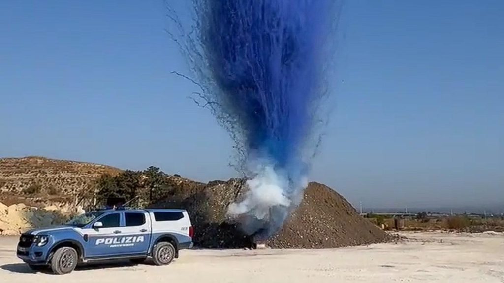 Catania, in un hub di spedizioni sequestrati 85 kg di fuochi d'artificio pericolosi: distrutti (VIDEO)
