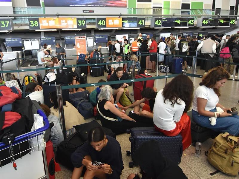 Disastro cenere dell’Etna, aeroporto di Catania chiuso fino alle 2 del 14 agosto: stop a voli e disagi per i passeggeri