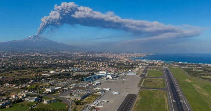 Eruzione Etna, aeroporto di Catania semivuoto: chiusura prorogata fino alle 8 di domani