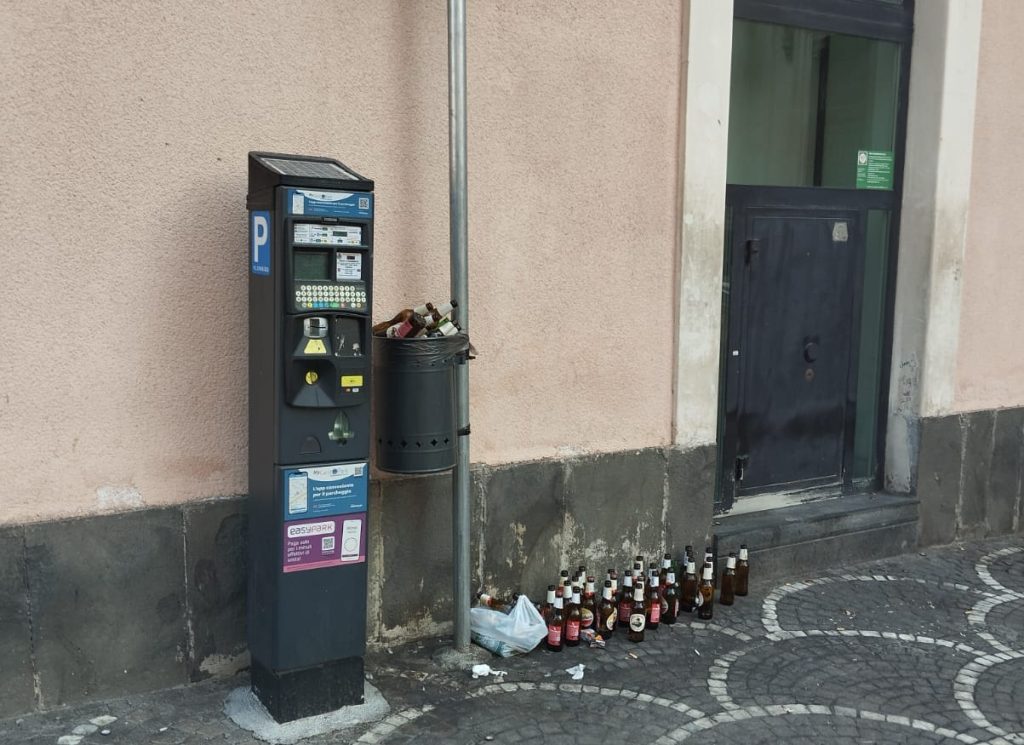 Notti di paura a Paternò: il centro storico ostaggio dell'inciviltà e della movida selvaggia