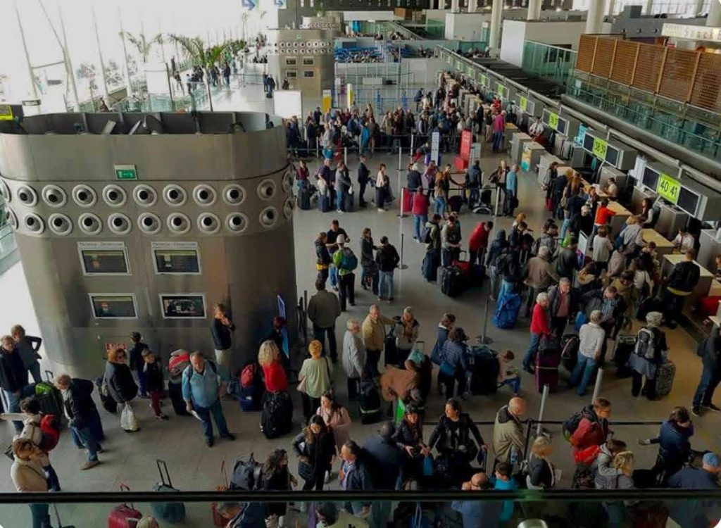 Etna, cenere sulla pista: aeroporto di Catania chiuso fino alle 2 del 15: emergenza peggiore in 20 anni