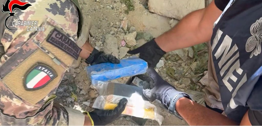 Palagonia, scoperti 17 kg di stupefacenti e 20mila euro sepolti sotto terra: arrestato 28enne (VIDEO)