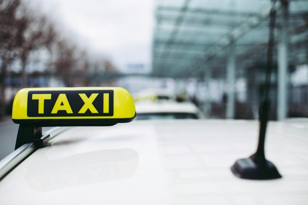 Caos Etna e caro-auto, voli dirottati a Trapani: cifre proibitive per taxi, NCC e noleggi