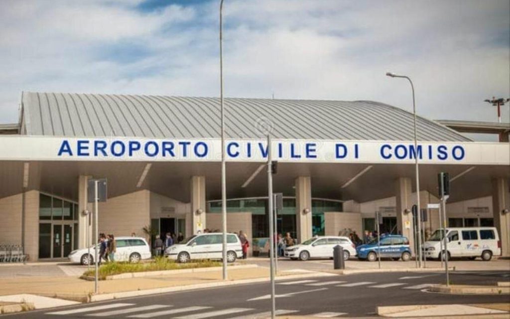 Etna, cenere sulla pista dell’aeroporto di Comiso: chiuso fino alle 16