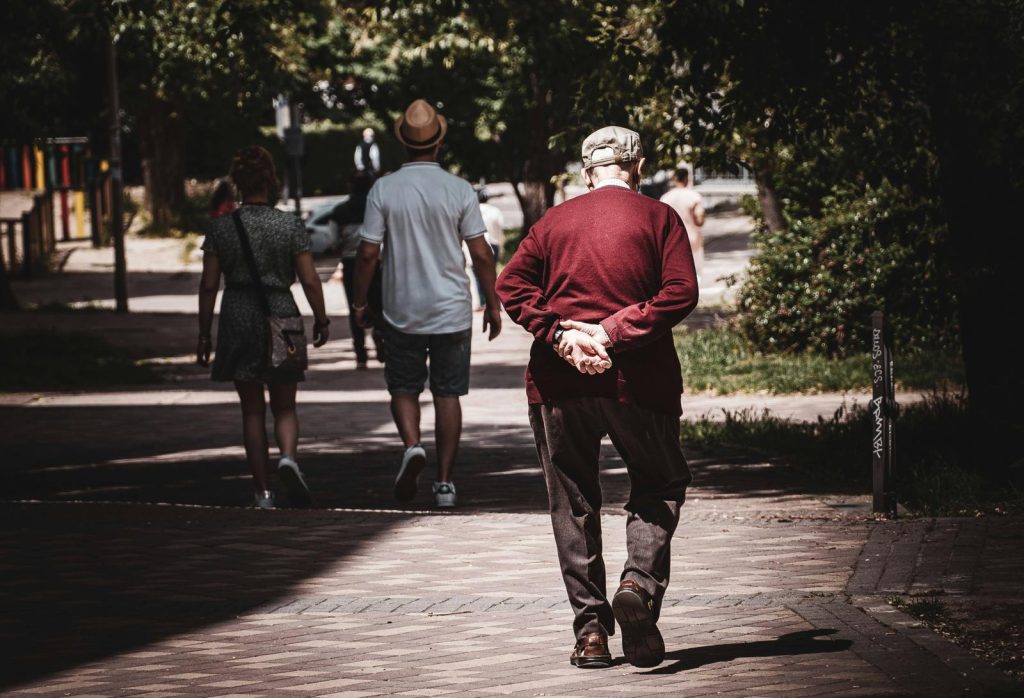 Longevità, il paradosso italiano: vita più lunga ma assistenza al collasso. E gli anziani finiscono in ospizio