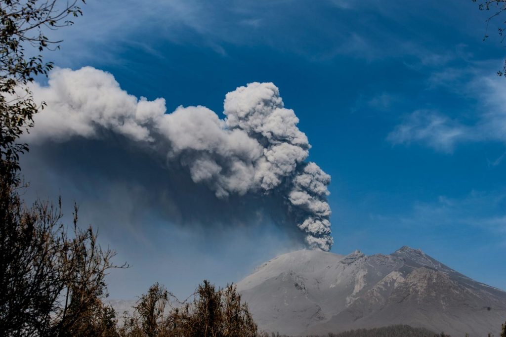 Etna, l'estate delle ceneri e lo spot peggiore per il turismo siciliano: disorganizzazione, speculazione e istituzioni inadeguate