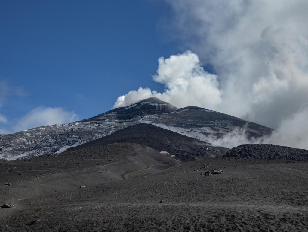 L’Etna torna a ruggire, all'aeroporto di Catania chiusi due settori: 5 arrivi ogni ora