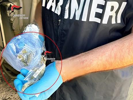 Ramacca, ai domiciliari ma con droga e bilancino: 21enne nei guai