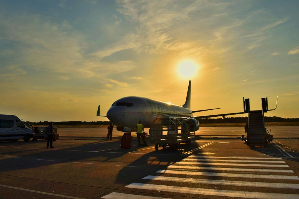 Etna, l'aeroporto di Catania riapre a singhiozzo. Ma la cenere di oggi è l'incubo di domani: la Sicilia chiede un piano