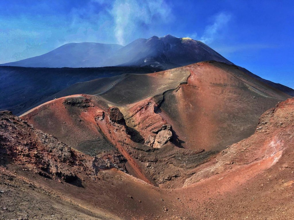 Etna: il fulmine, la cenere e l'arroganza. La ‘Muntagna’ ricorda all'uomo che è solo un ospite