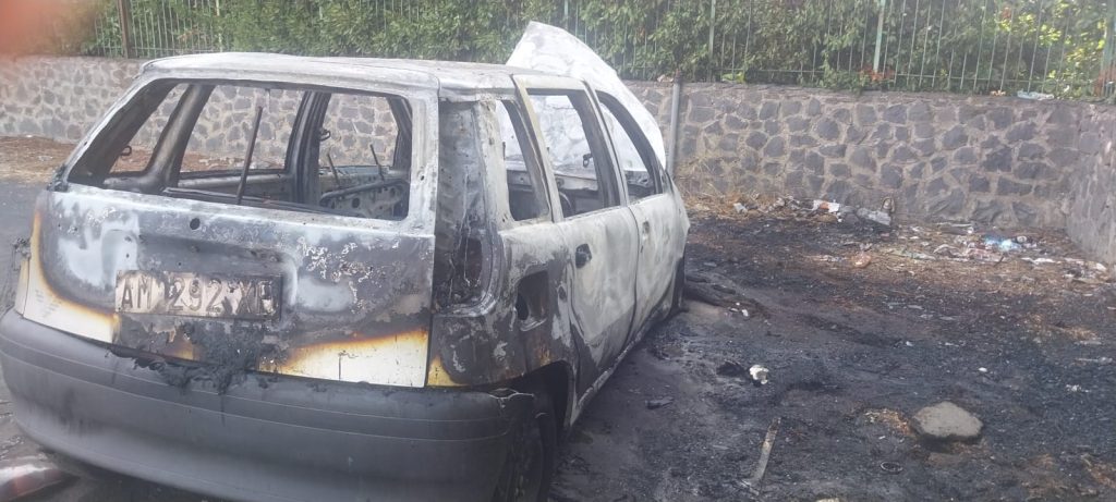 Paternò, auto in fiamme nella notte in via Giovanni Verga: probabile matrice dolosa