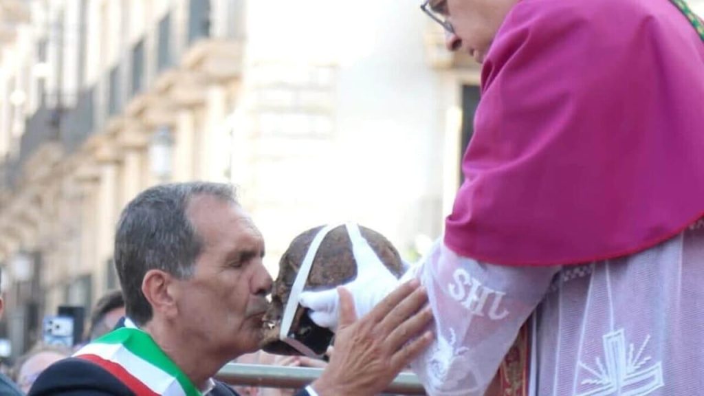 Catania, bacio a S. Agata: il sindaco Trantino finisce nel mirino dei social. La giunta lo difende “atto di devozione”