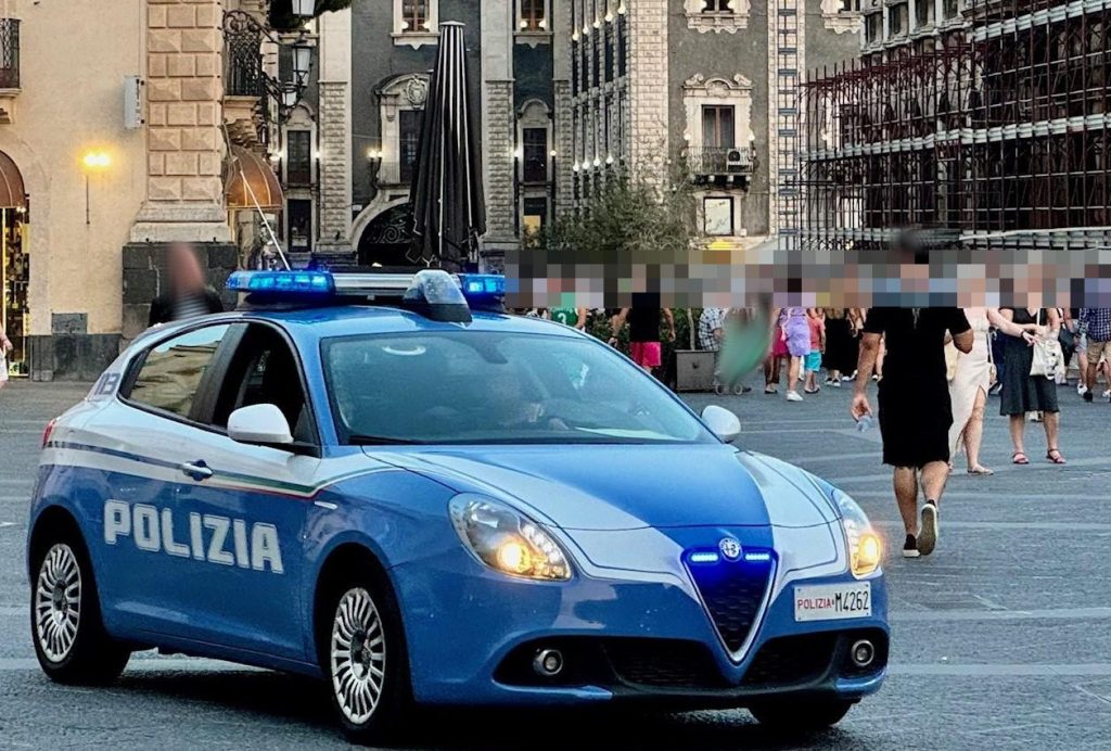 Catania, 55enne accusa malore nel centro storico: la Polizia lo salva con il defibrillatore