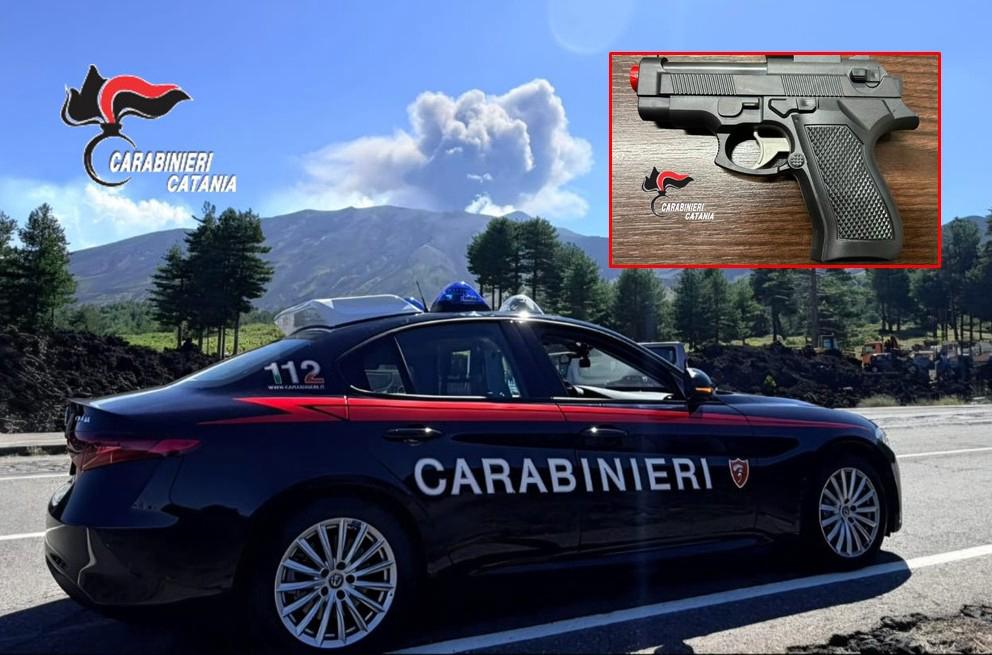 Bronte, punta una pistola giocattolo contro le auto in centro: denunciato 18enne