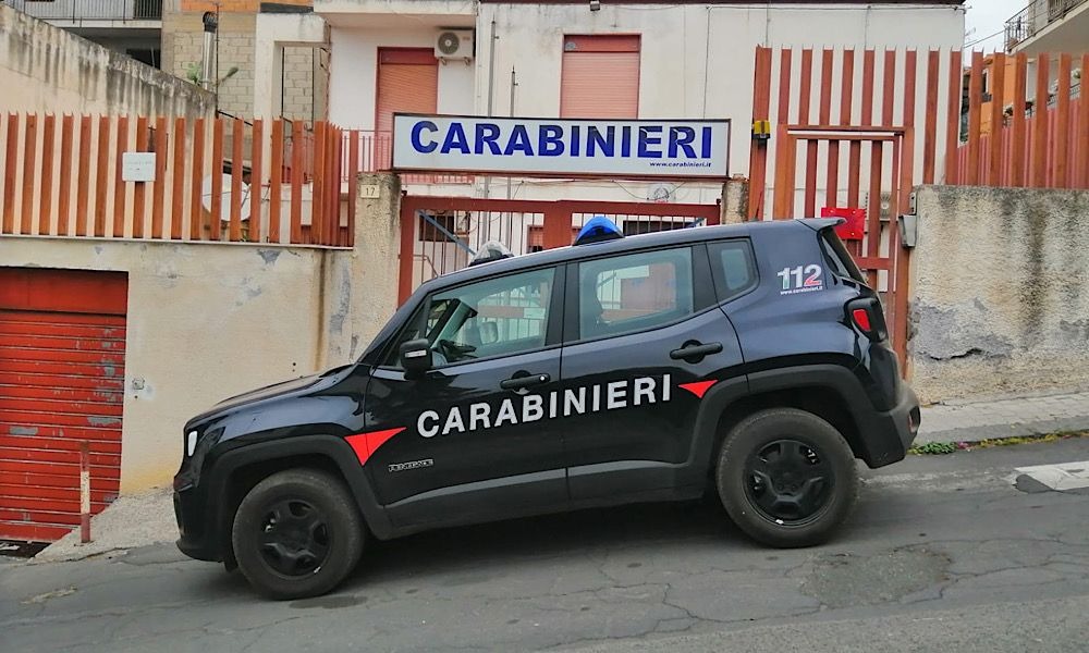 S. M. di Licodia, colpo con la "Panda-ariete": in due rubano i soldi del registratore di cassa
