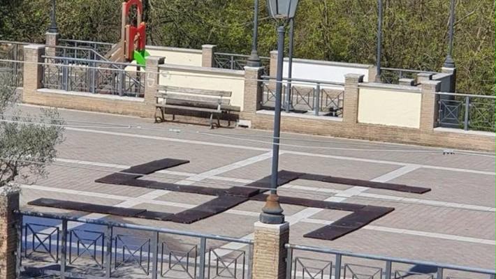 Militello in Val di Catania, svastica coi tappetini fitness nella villa comunale. Burtone: "Non è bravata ma atto ignobile”