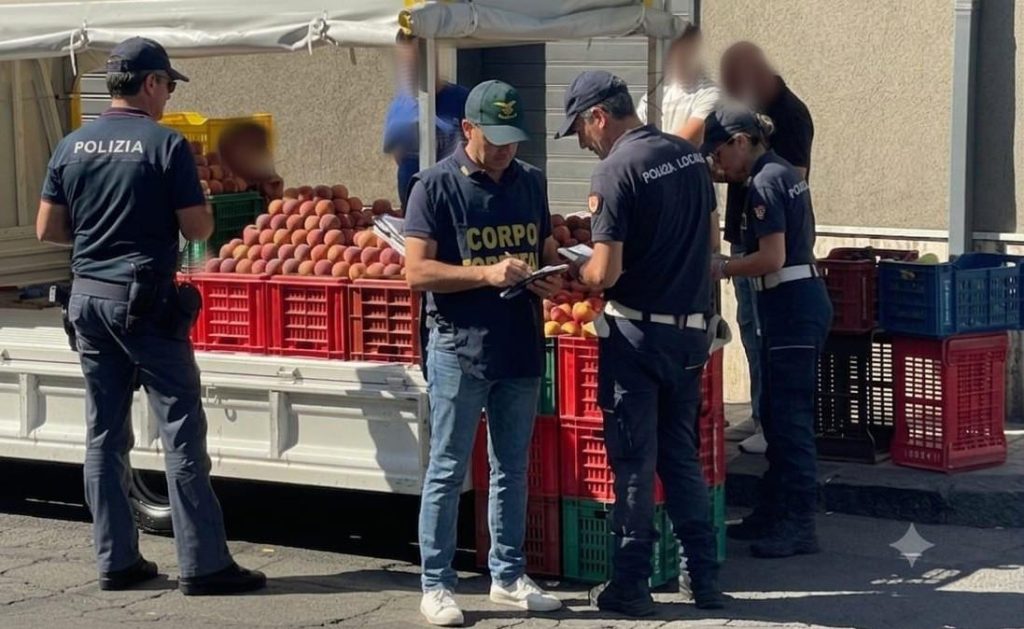 Abusivismo commerciale ad Adrano, sequestrati 325 kg di frutta e verdura: due ambulanti multati per 12mila euro