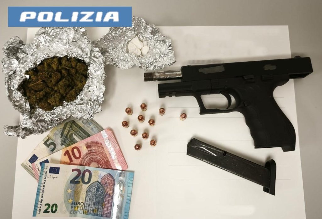 Catania, 26enne tenta di usare la pistola con colpo in canna contro i Falchi della Mobile: arrestato