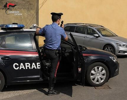 Gravina di Catania, ladri d'auto in fuga inseguiti e speronati dai Carabinieri: 52enne denunciato