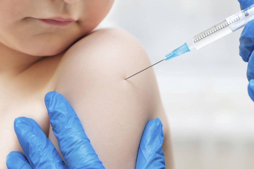 L'Iss ribadisce: "Nessuna correlazione tra vaccini e autismo. Lo studio che gettò il sospetto fu ritirato nel 2010”