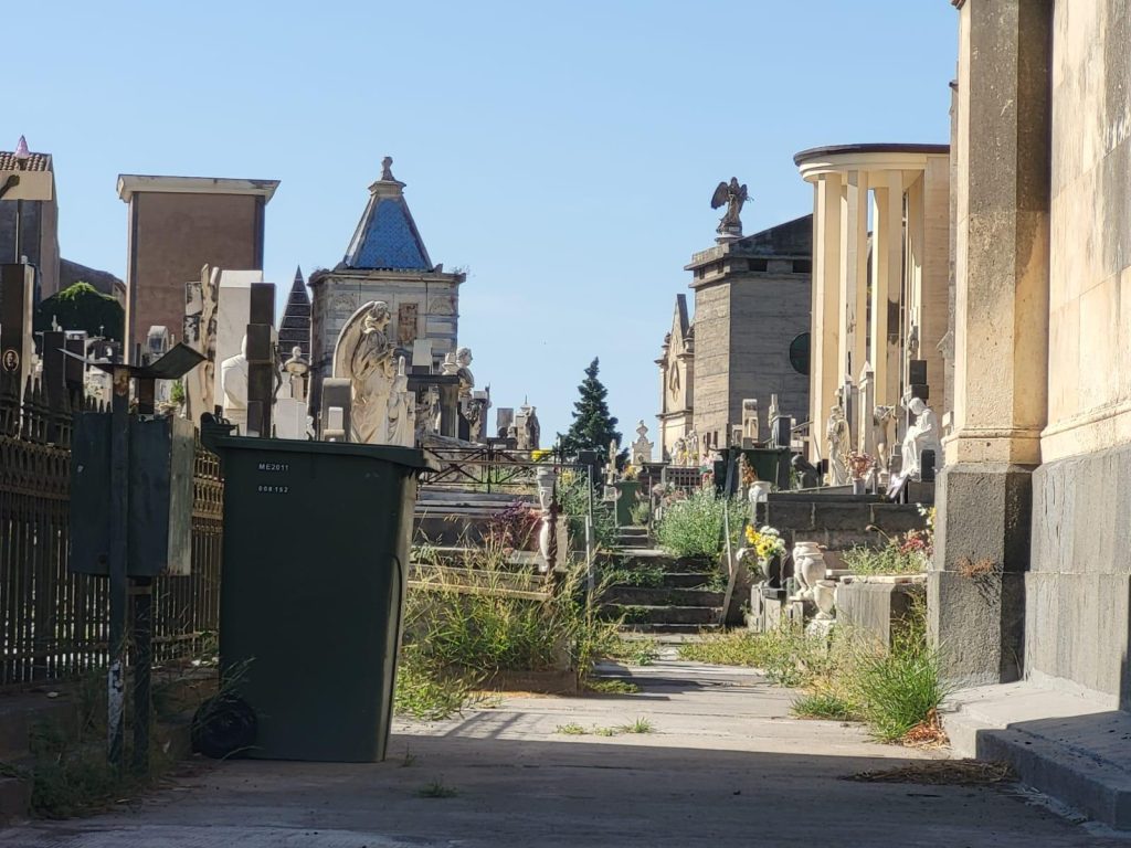 Paternò, 12 bare bloccate e parenti in rivolta: tensione all'ufficio cimiteriale