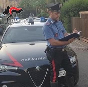Catania: assale l'ex compagno, danneggia l'auto e pretende 700 euro. 42enne denunciata