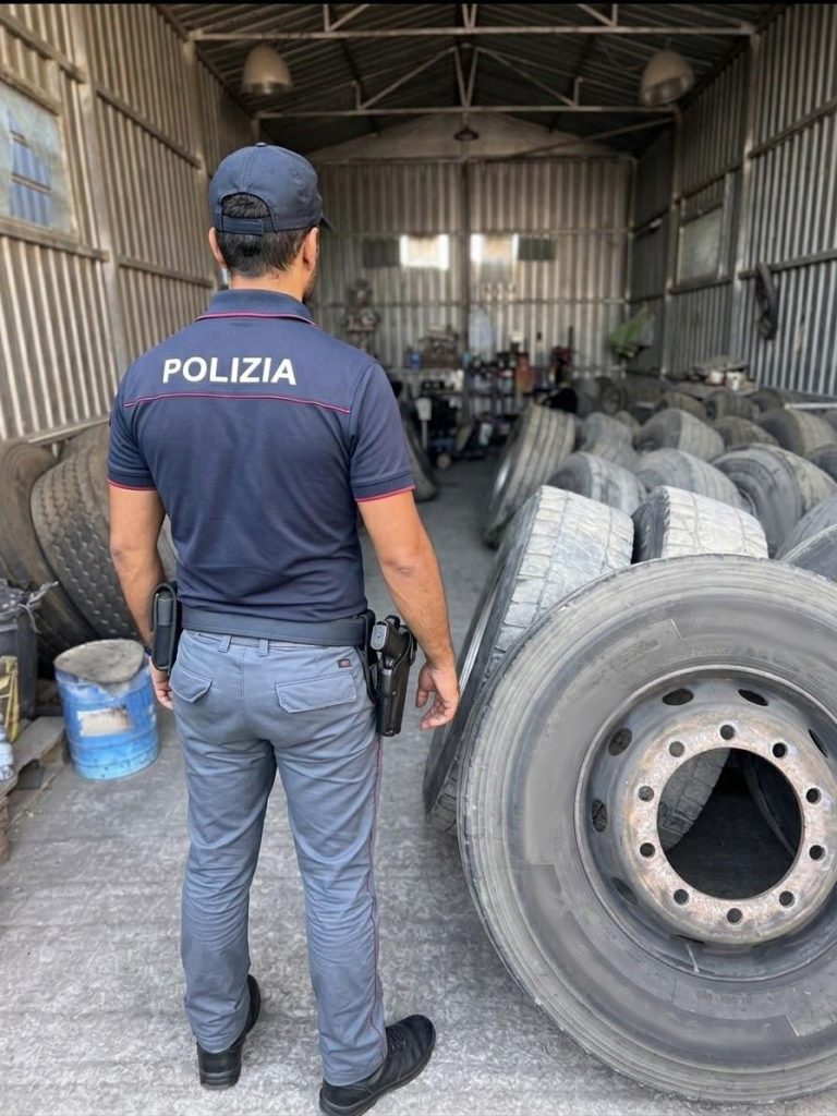 Catania, autorimessa nella Zona Industriale diventa discarica abusiva: fusti di olio, batterie e sversamenti. Denunciato il titolare