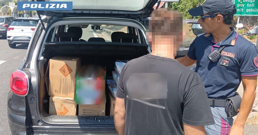 Catania, 191 kg di fuochi pirotecnici sotto il sole in auto: corriere 38enne di Vittoria bloccato in autostrada