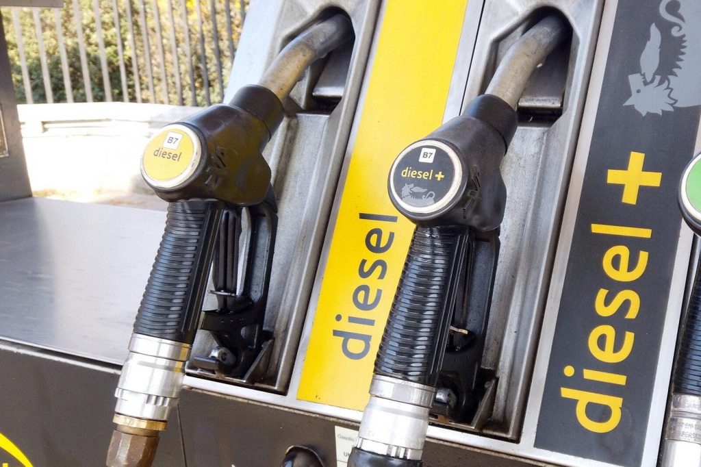 Accise, sconto diesel prorogato di 10 giorni ma niente intervento strutturale. Benzina a 2,017 euro