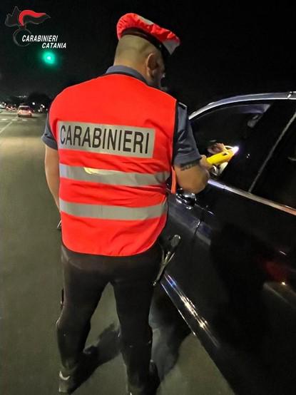 Randazzo, alito alcolico e sbalzi d'umore alle 6 del mattino: 35enne ubriaco si schianta e finisce nei guai