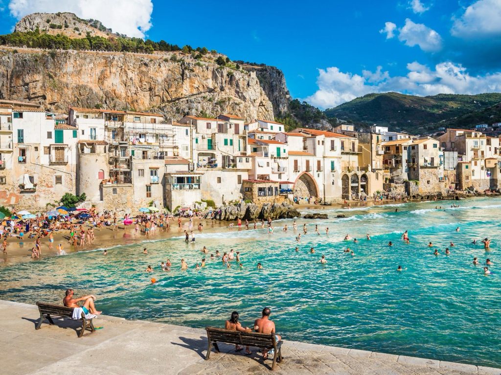 L’estate non sta finendo: 10 milioni di italiani allungano la vacanza tra mare e arte