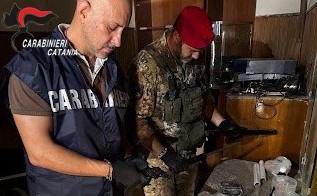 Palagonia: bunker della droga con slot machine, katana e telecamere. Arrestati due pusher (VIDEO)
