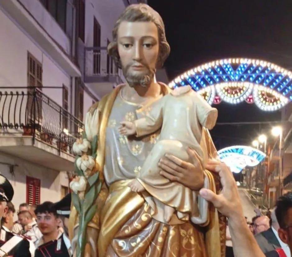 Villafrati, incidente durante la processione: la statua di San Giuseppe cade e ferisce un uomo