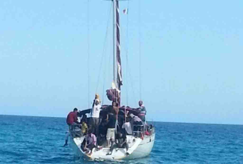 Migranti nascosti sotto coperta, intercettati al largo di Mazara: arrestato lo skipper tunisino