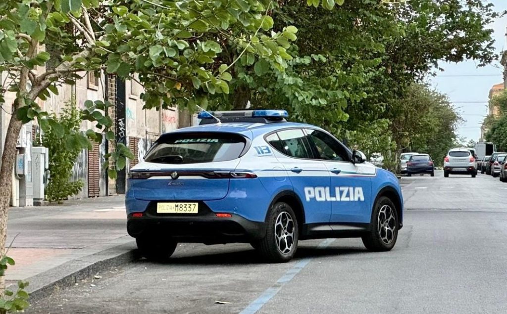 Catania, ruba auricolari in auto a noleggio e picchia un agente: 21enne arrestato