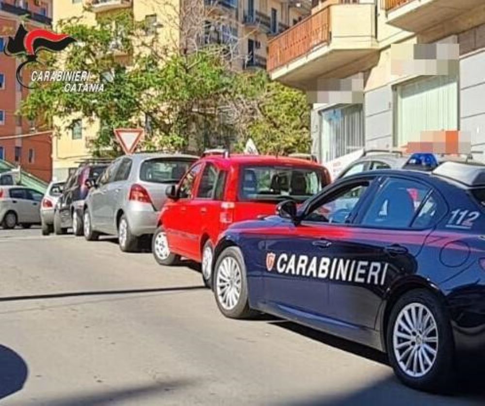 Amore e braccialetto elettronico a Catania: si rivedono nonostante il divieto, denunciati entrambi
